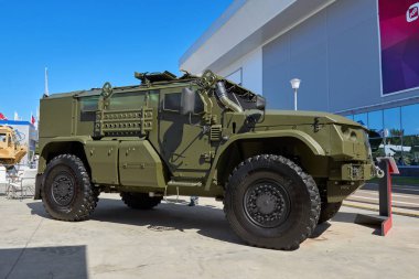 Kubinka, Rusya, Aug.24, 2018: Görünüm ağır askeri zırhlı 4wd araç tayfun K-4386 askerler ve farklı silah taşıma için. Çok amaçlı askeri arabalar, kamyonlar sergi ordu 2018