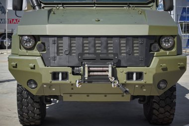 Kubinka, Rusya, Aug.24, 2018: Görünüm ağır askeri zırhlı 4wd araç tayfun K-53949 askerler ve farklı silah taşıma için. Çok amaçlı askeri arabalar, kamyonlar sergi ordu 2018