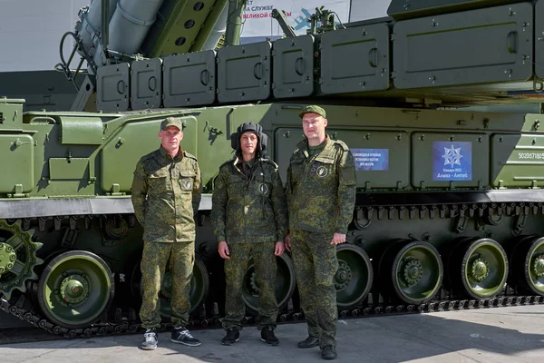 ロシア クビンカ Aug 2018 ロシアの対空ミサイル システム 9K317M 乗組員とシャーシ 9A317M 軍事技術国際フォーラム軍 — ストック写真