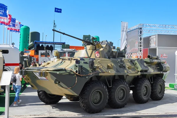 ロシアのクビンカ Aug 2018 緑の輪戦車 Btr 型装甲軍 2018 展国際軍用車両の車 — ストック写真