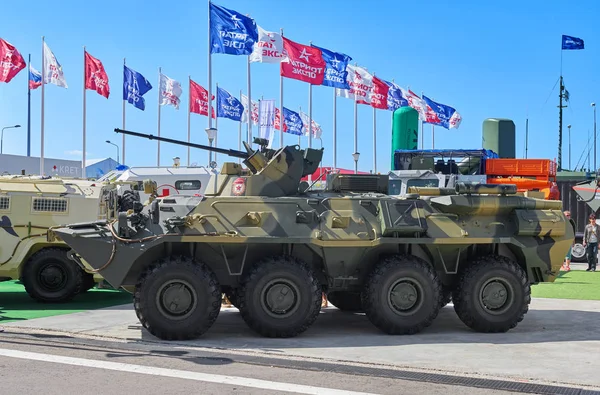ロシアのクビンカ Aug 2018 緑の輪戦車 Btr 型装甲軍 2018 展国際軍用車両の車 — ストック写真