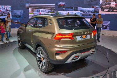 Moskova, Aug.31, 2018: Lada görünüm durmak yol araba Chevrolet Niva 4 x 4 vizyon kapalı yeni kavram ve otomotiv sergi Mmac 2018 etrafında insanlar. Agresif tasarım araçları
