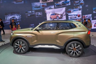 Moskova, Aug.31, 2018: Lada görünüm durmak yol araba Chevrolet Niva 4 x 4 vizyon kapalı yeni kavram ve otomotiv sergi Mmac 2018 etrafında insanlar. Agresif tasarım araçları