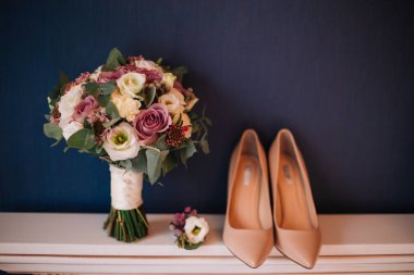 Düğün buket çiçek. Gelin ve damat nikah yüzükleri. Yaka çiçeği, Gelin Ayakkabıları.