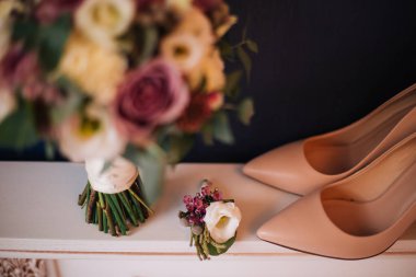 Düğün buket çiçek. Gelin ve damat nikah yüzükleri. Yaka çiçeği, Gelin Ayakkabıları.