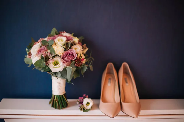 Hochzeitsstrauß Aus Blumen Trauringe Der Braut Und Des Bräutigams Brautschuhe — Stockfoto