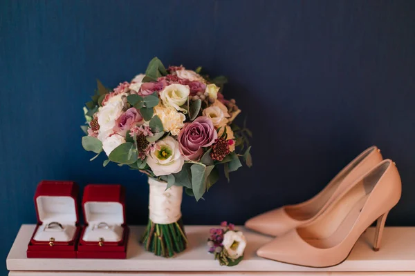 Buquê Flores Casamento Anéis Casamento Noiva Noivo Boutonniere Sapatos Noiva — Fotografia de Stock