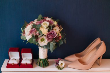 Düğün buket çiçek. Gelin ve damat nikah yüzükleri. Yaka çiçeği, Gelin Ayakkabıları.