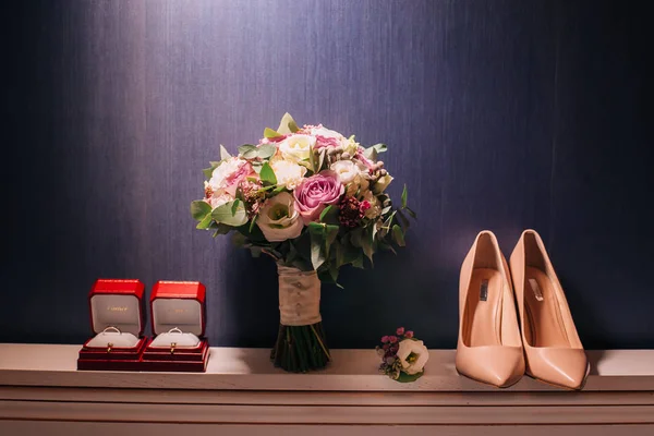 Bouquet Fleurs Mariage Anneaux Mariage Mariée Marié Boutonnière Chaussures Mariée — Photo
