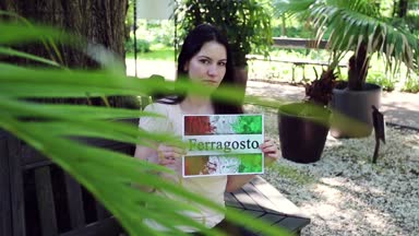 Kız Ferragosto yazıt gösterir.