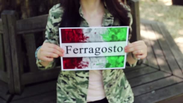 手的女孩举行了一个提醒意大利节日的 Ferragosto — 图库视频影像