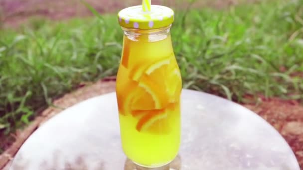 Sommer Helles Getränk Aus Orangen Und Zitronen Vor Dem Hintergrund — Stockvideo