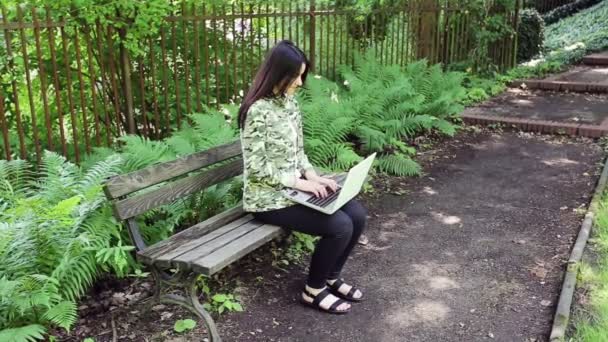 Ung Flicka Jacka Kommunicerar Sociala Nätverk Parken — Stockvideo