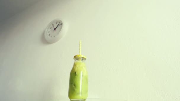 Fruchtpüree Mit Kiwi Scheiben Einem Shaker Und Stroh Dreht Sich — Stockvideo