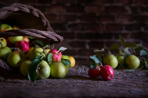 Kırsal Arka Planda Yeni Toplanmış Elmalar Kırsal Alanda Toplanmış Elmalar — Stok fotoğraf