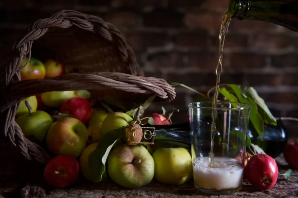 阿斯图里亚斯酿酒厂的天然苹果酒 — 图库照片