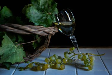 Üzüm ve beyaz şarap eski mahzende