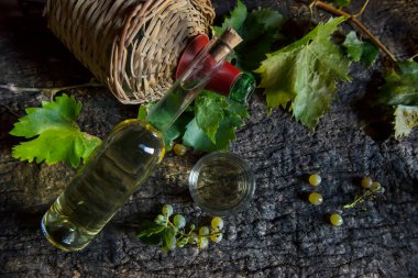 Üzüm ve beyaz şarap eski mahzende