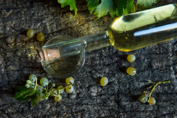 Üzüm Beyaz Şarap Eski Mahzende — Stok fotoğraf