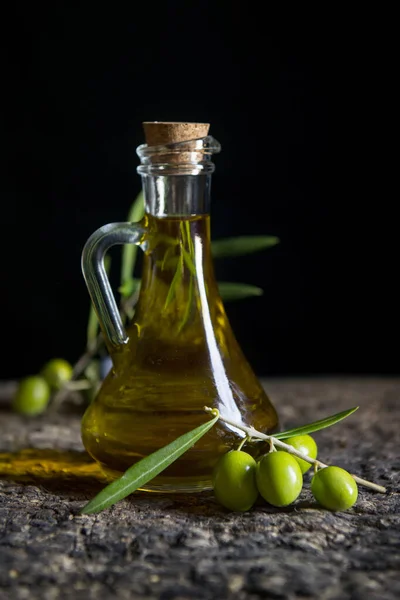 Olivový Olej Čerstvé Olivy Starém Stole — Stock fotografie