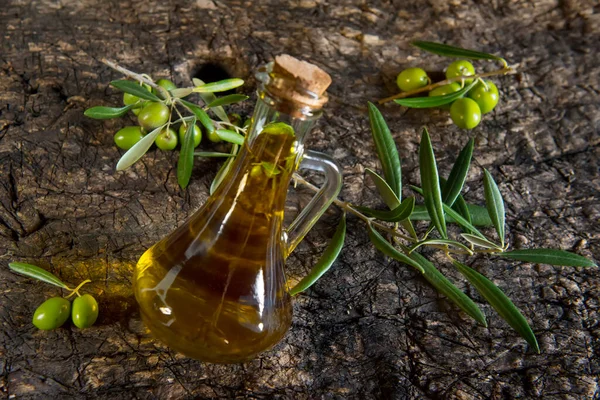 Olijfolie Verse Olijven Oude Tafel — Stockfoto