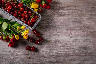 Olgun kiraz ve masaya çiçek. Arka plan