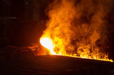 Eski bir çelik fabrikası çok sıcak metal döküm