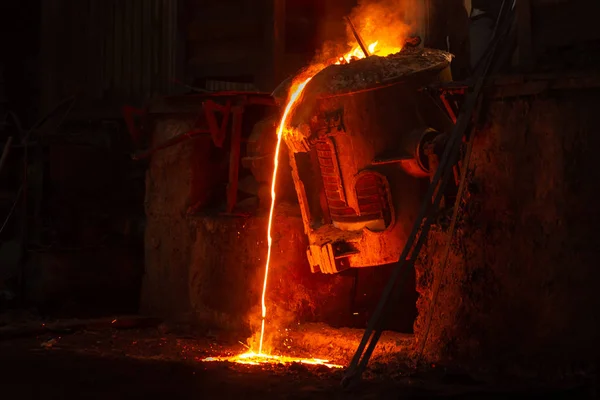 Дуже гаряче лиття металу на старому сталевому заводі — стокове фото