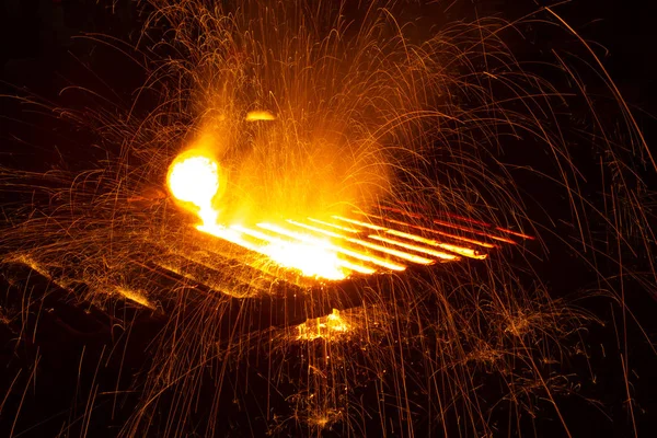 Очень горячий металл литья в старой сталелитейной фабрике — стоковое фото