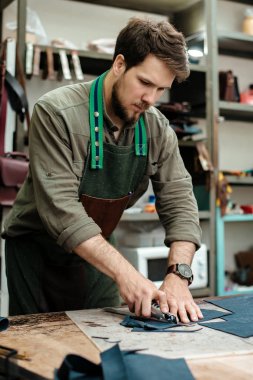 Atölyeden bir Master çalışır