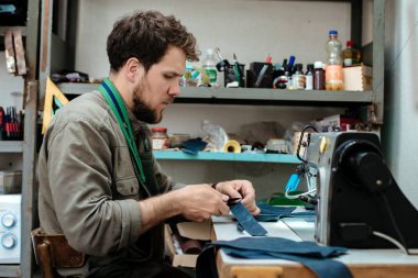 Bir Master atölye gerçek deri ile çalışır