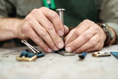 Bir Master doğal deri gelecekteki ürün için detayları yapar