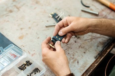 Bir Master doğal deri gelecekteki ürün için detayları yapar