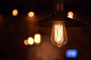 Gece barı. Gece kulübünün içinde. Gece barında aydınlatma. Bardaki tavan. Bir lamba tasarımı.