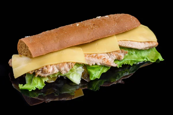 등심 구이 닭고기, 신선한 야채, 치즈, 녹색, 검은색에 고립 된 샌드위치. — 스톡 사진