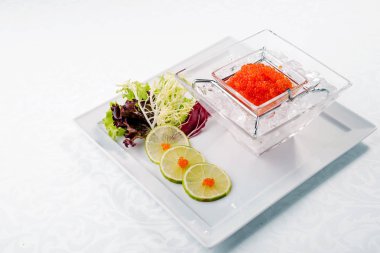 Buz kırmızı havyar kireç ile kapatın. Deniz ürünleri. ahşap. Uzay