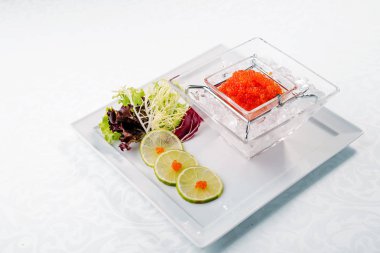 Buz kırmızı havyar kireç ile kapatın. Deniz ürünleri. ahşap. Uzay