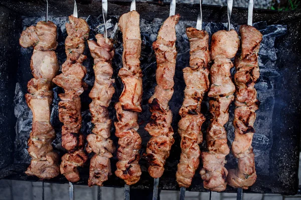 Juicy kebab asado en primer plano a la parrilla. vista superior —  Fotos de Stock