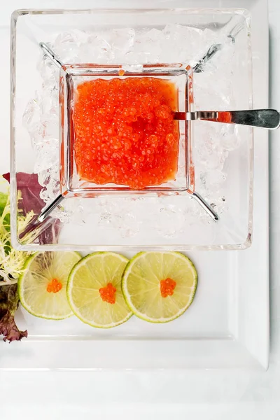 Buz kırmızı havyar kireç ile kapatın. Deniz ürünleri. ahşap.