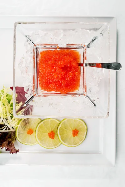 Buz kırmızı havyar kireç ile kapatın. Deniz ürünleri. ahşap.