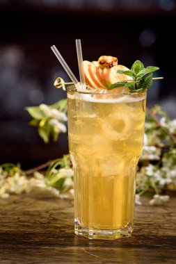 sarı yaz kokteyl elma dilim ve nane ile dekore edilmiş