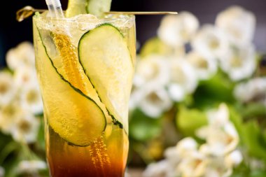 sarı yaz çiçek bir arka plan üzerine salatalık ile kokteyl