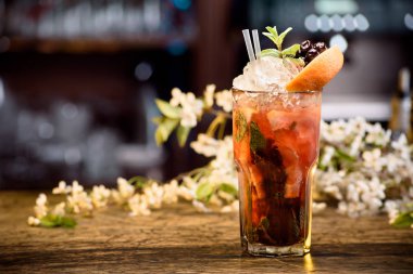 Yaz buzla kokteyl nane ve çiçek bir arka plan üzerinde ahşap bir masa üzerinde meyveleri ile dekore edilmiştir. Berry mojito 
