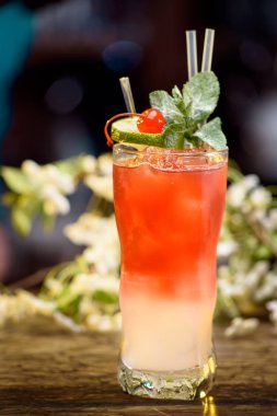 sarı yaz kokteyl elma dilim ve nane ile dekore edilmiştir. yakın çekim. Uzay