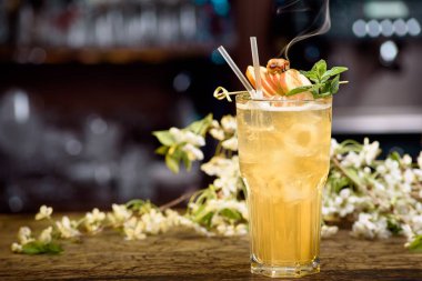 sarı yaz kokteyl elma dilim ve nane ile dekore edilmiş