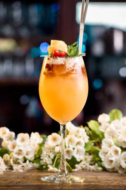 Yaz kokteyl dekore çilek ve nane bir bar ile çiçek bir arka plan üzerinde sayaç