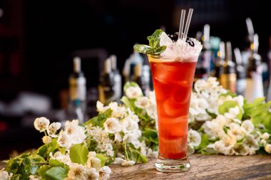 çilek ve nane ahşap bir masa üzerinde yaz buzla kokteyl süslenmiş