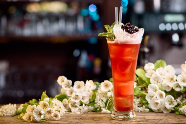 çilek ve nane ahşap bir masa üzerinde yaz buzla kokteyl süslenmiş