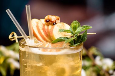 sarı yaz kokteyl elma dilimleri ile dekore edilmiş ve nane yakın çekim