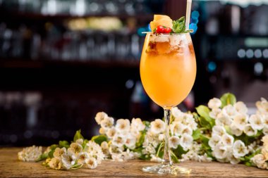 Yaz kokteyl dekore çilek ve nane bir bar ile çiçek bir arka plan üzerinde sayaç